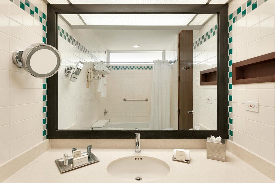 Hilton Ponce Golf Casino Resort — Bathroom