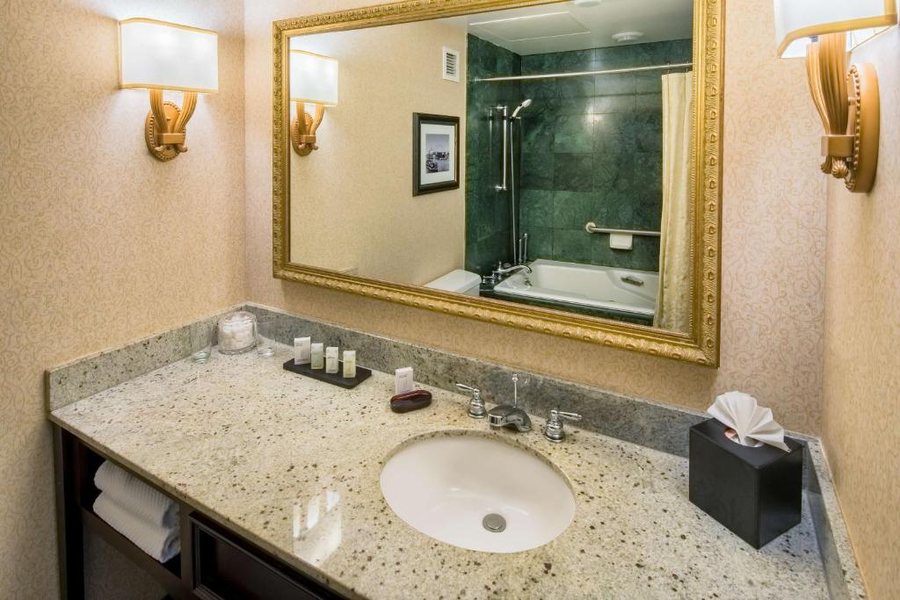 Hilton Portland Downtown — Bathroom