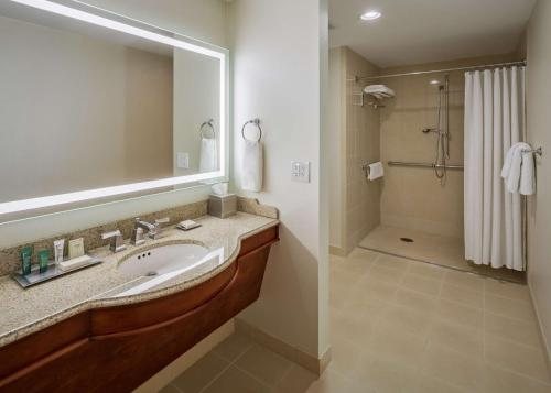 Hilton President Kansas City — Bathroom