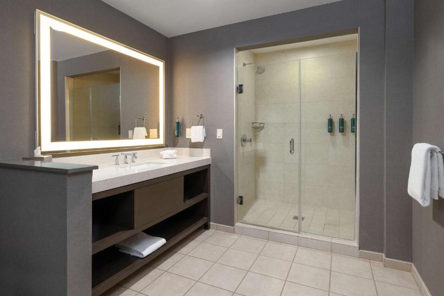 Hilton Promenade at Branson Landing — Bathroom