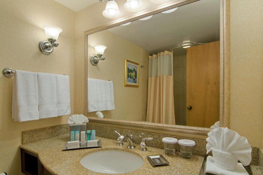 Hilton Raleigh North Hills — Bathroom