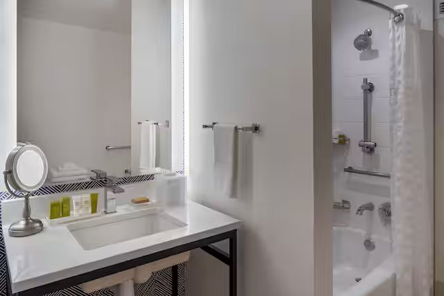Hilton Richmond Downtown Richmond Virginia — Bathroom