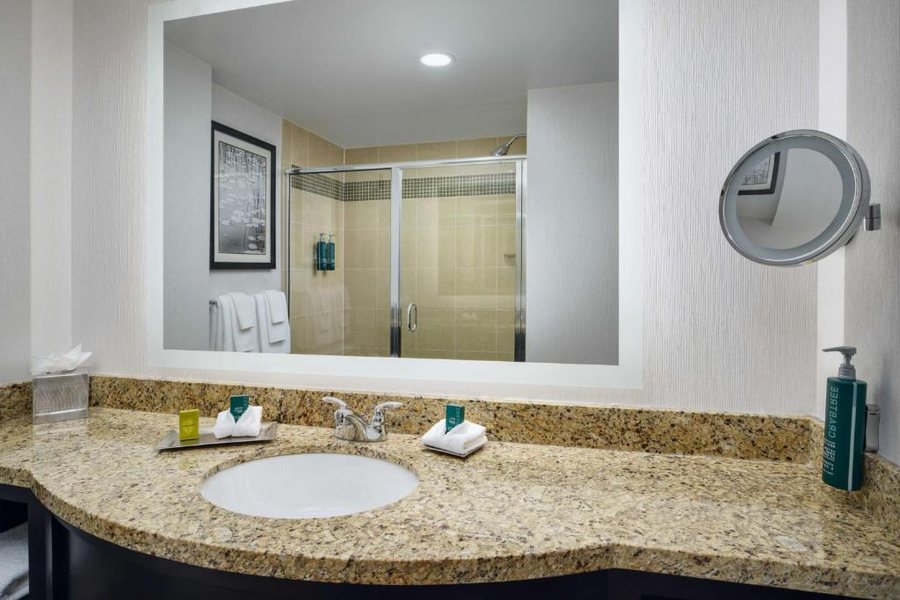 Hilton Richmond Hotel Spa Short Pump — Bathroom