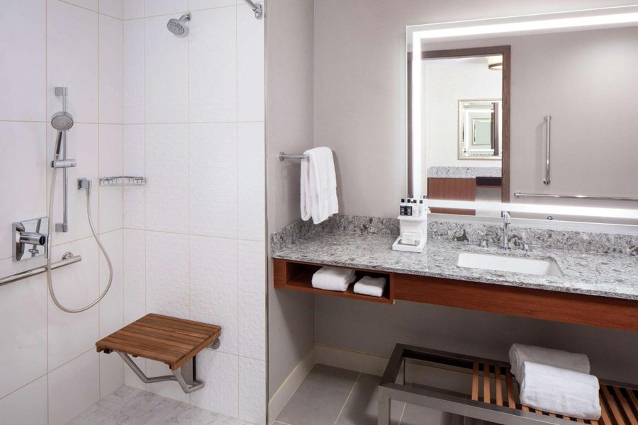 Hilton Rochester Mayo Clinic Area — Bathroom