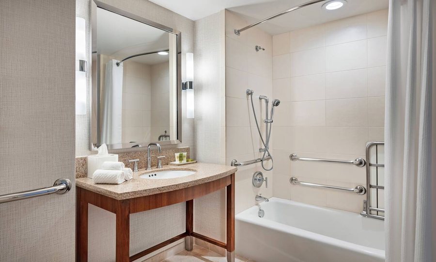 Hilton San Diego Bayfront — Bathroom