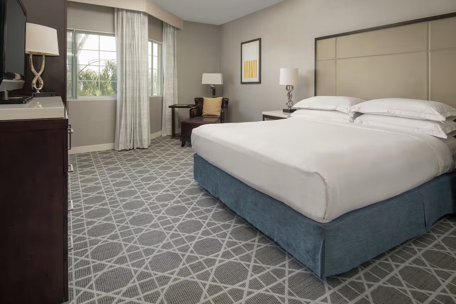 Hilton San Diego del Mar — Guest room
