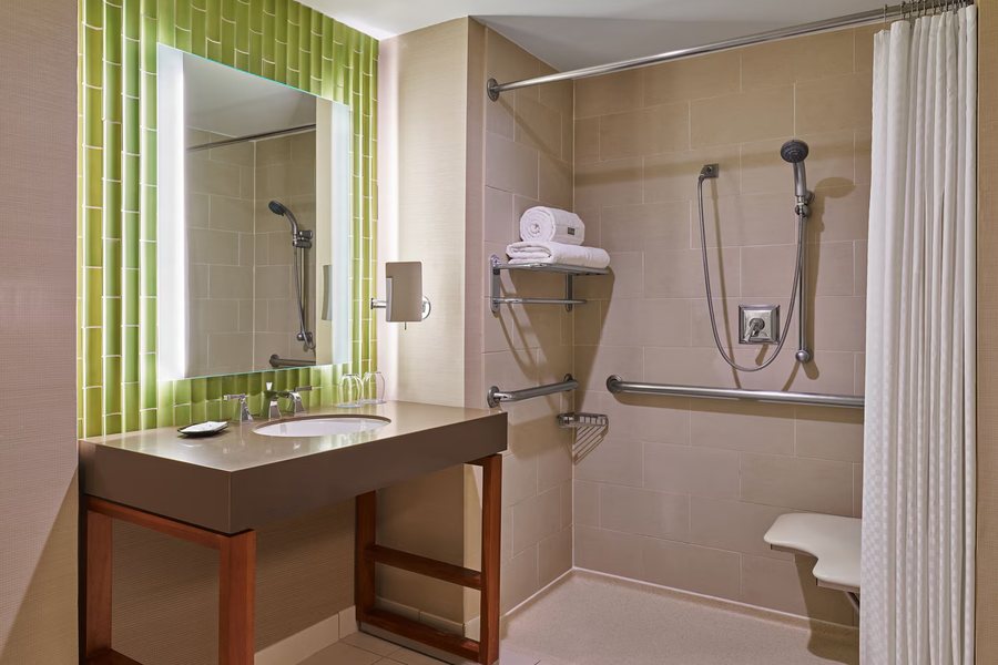 Hilton San Diego Gaslamp Quarter — Bathroom