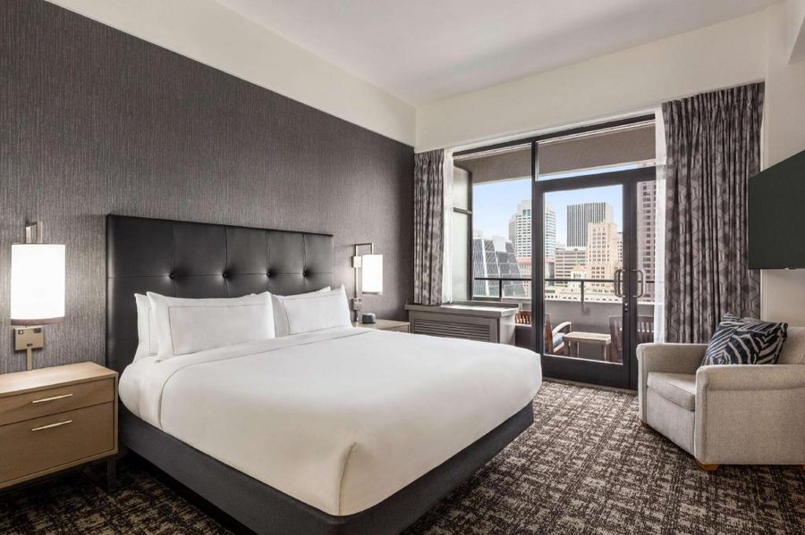 Hilton San Francisco Financial District — Guest room