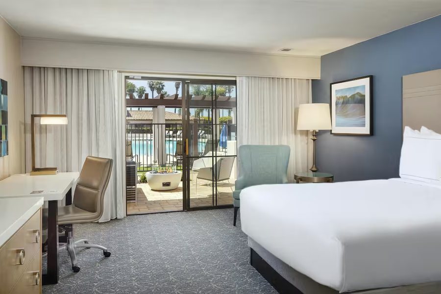Hilton Santa Barbara Beachfront Resort — Guest room