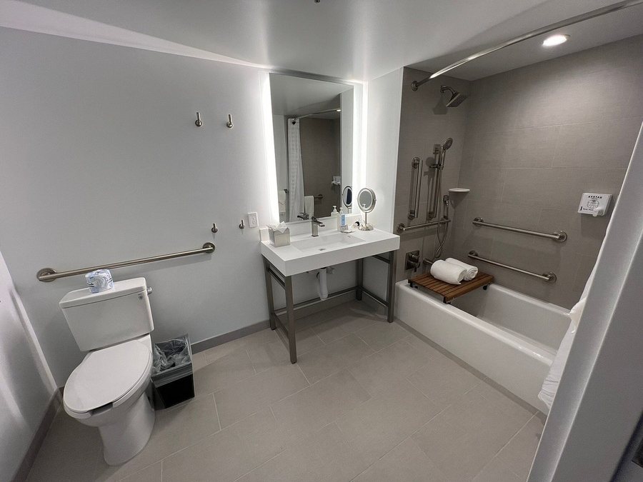 Hilton Santa Clara — Bathroom