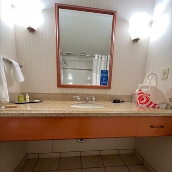Hilton Seattle Airport Conference Center — Bathroom