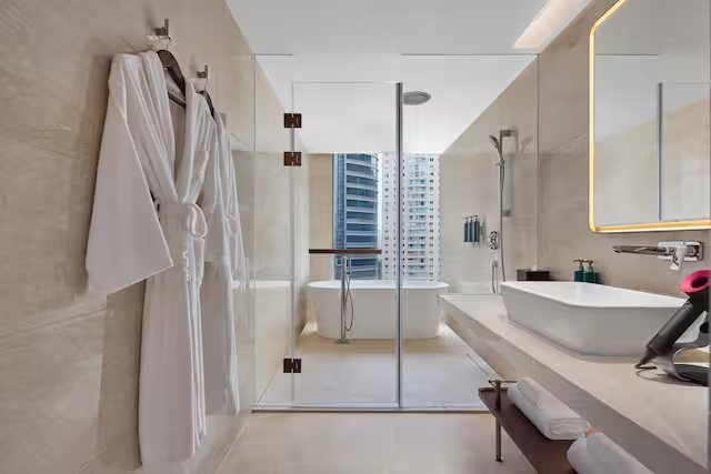 Hilton Shanghai City Center — Bathroom