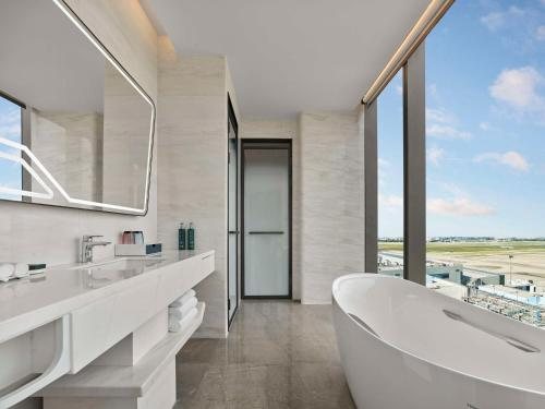 Hilton Shanghai Hongqiao — Bathroom