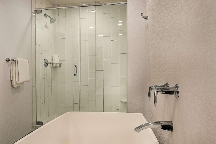 Hilton St Louis at the Ballpark — Bathroom