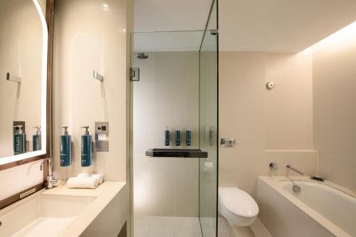 Hilton Sydney — Bathroom