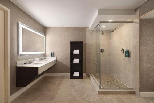 Hilton Tampa Downtown — Bathroom