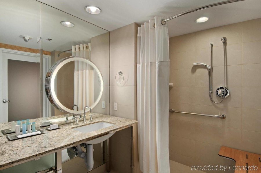 Hilton University of Houston — Bathroom