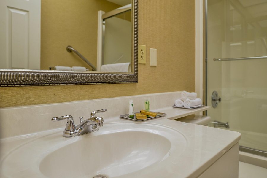 Hilton Vacation Club Charter Club Naples Bay — Bathroom