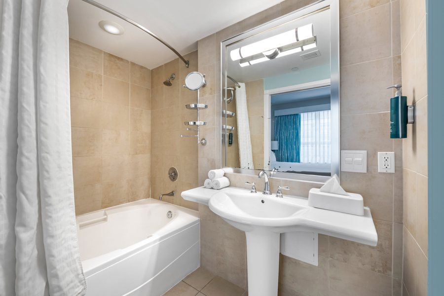 Hilton Vacation Club Crescent on South Beach Miami Miami Beach Florida — Bathroom