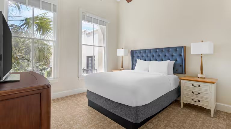 Hilton Vacation Club Lodge Alley Inn Charleston — Guest room