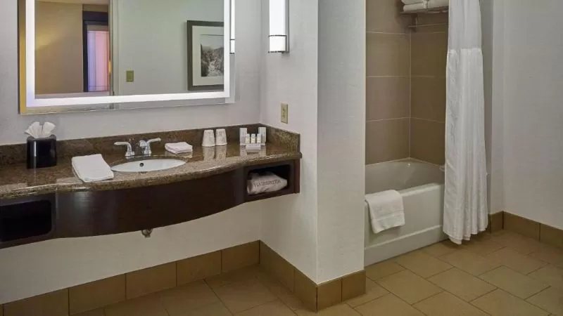 Hilton Vacation Club MountainLoft Gatlinburg — Bathroom