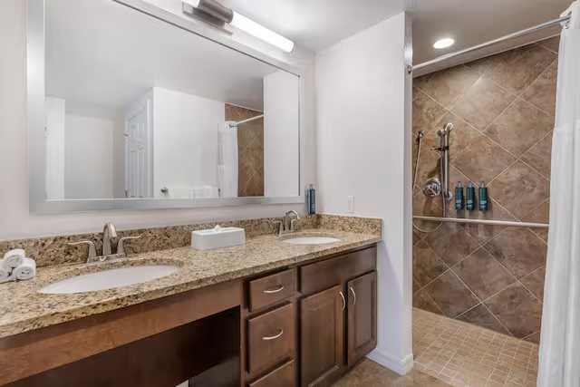 Hilton Vacation Club Mystic Dunes Orlando — Bathroom