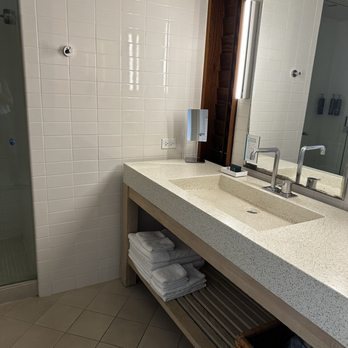 Hilton Vacation Club The Modern Honolulu Honolulu Oahu Hawaii — Bathroom