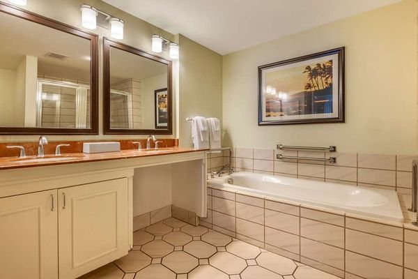 Hilton Vacation Club The Point at Poipu Kauai — Bathroom