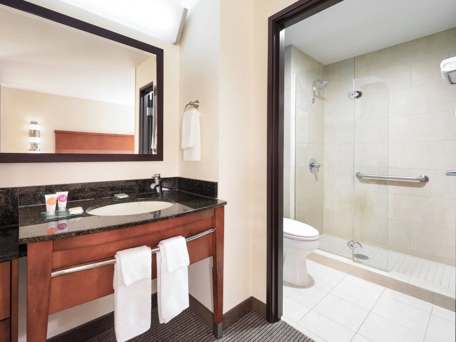 Hilton Vacation Club Varsity Club South Bend IN — Bathroom