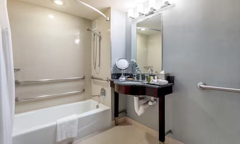 Hilton Vancouver Washington — Bathroom