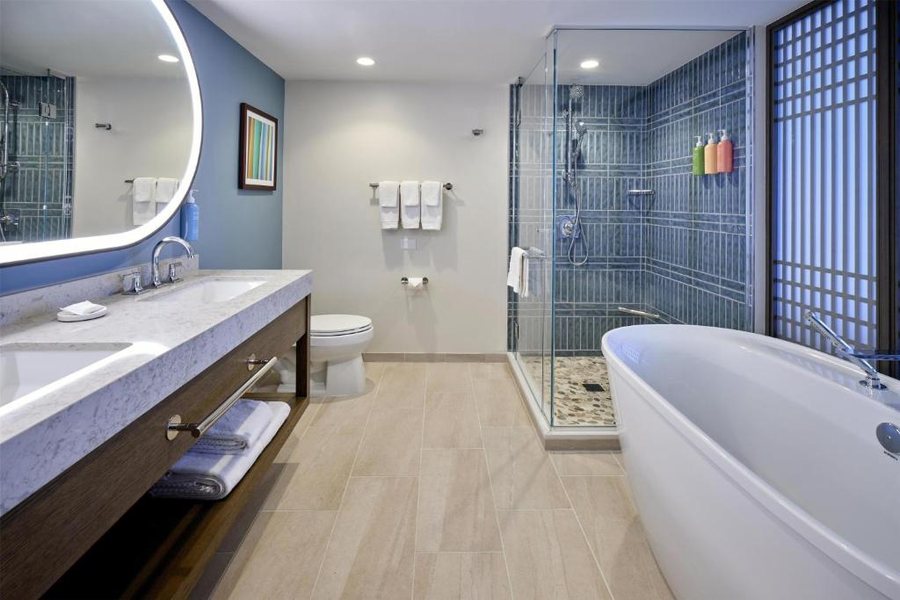 Hilton Waikiki Beach Resort Spa — Bathroom