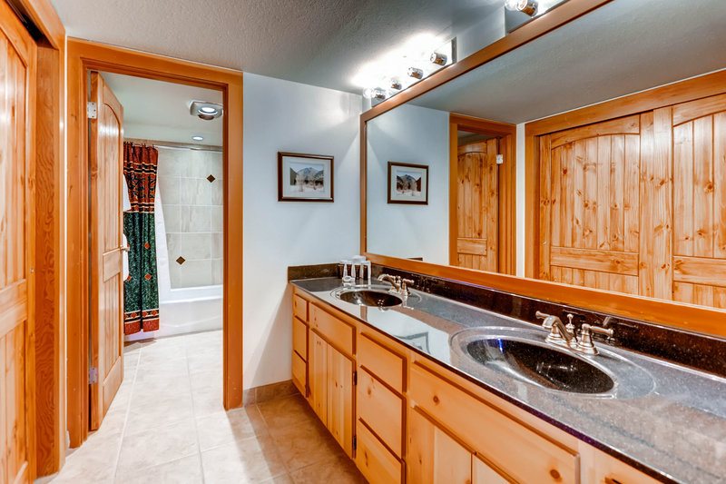 Hinterwood Inn Cabins — Bathroom