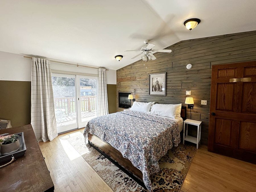 Hinterwood Inn Cabins — Guest room
