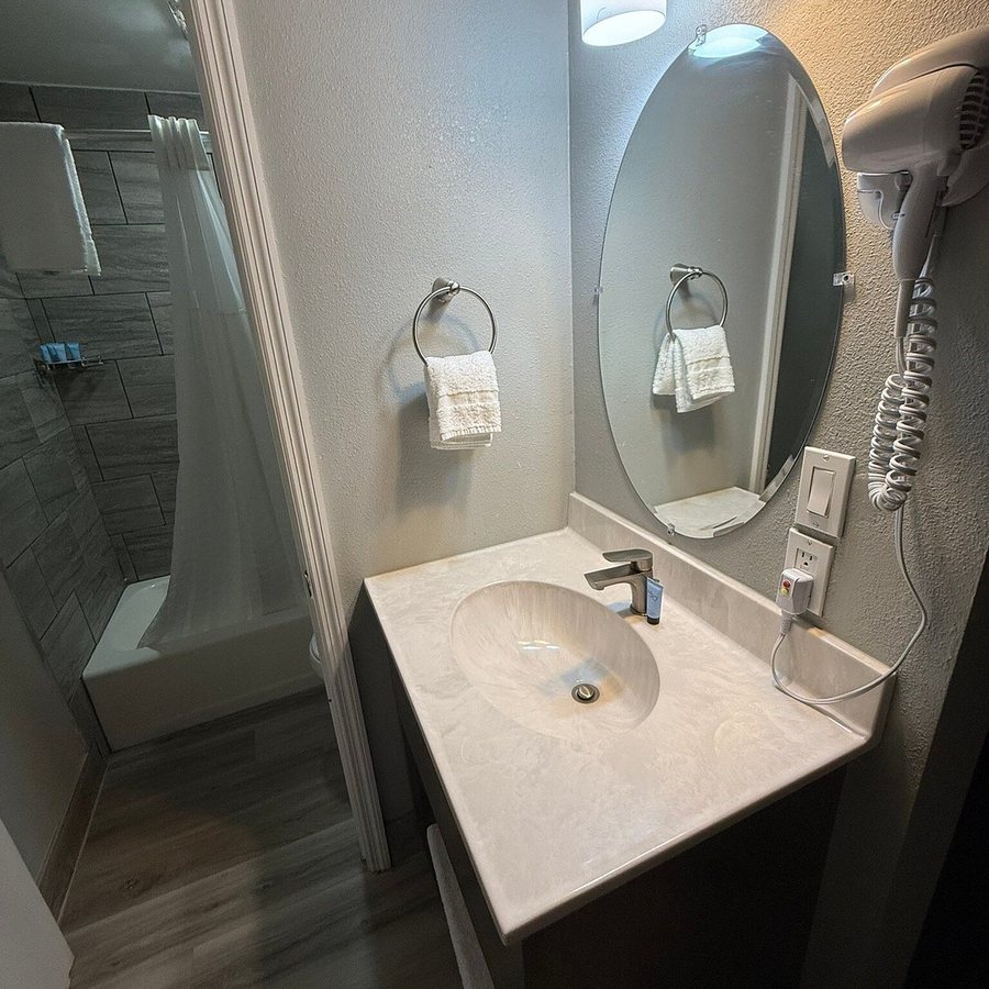 Hippensteal s Mountain View Inn — Bathroom