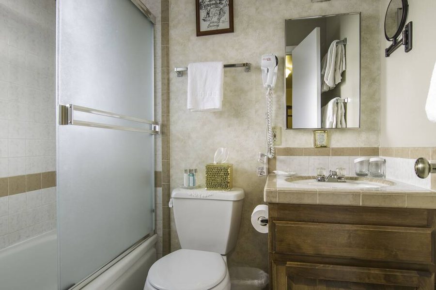 Historic Cary House Hotel — Bathroom