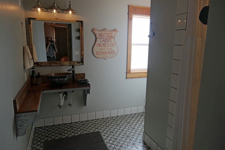 Historic Central Hotel — Bathroom