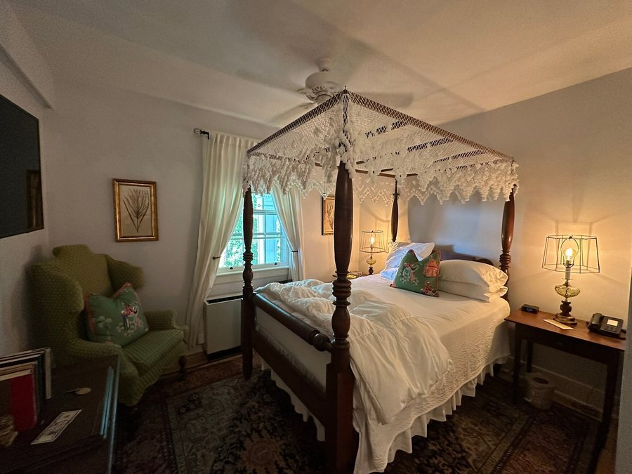 Historic General Lewis Inn — Guest room