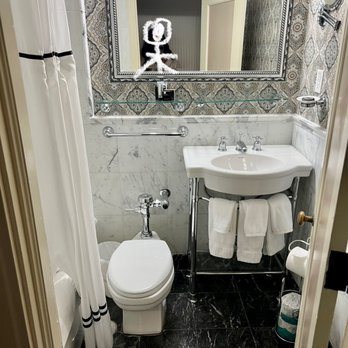 Historic Hotel Bethlehem — Bathroom