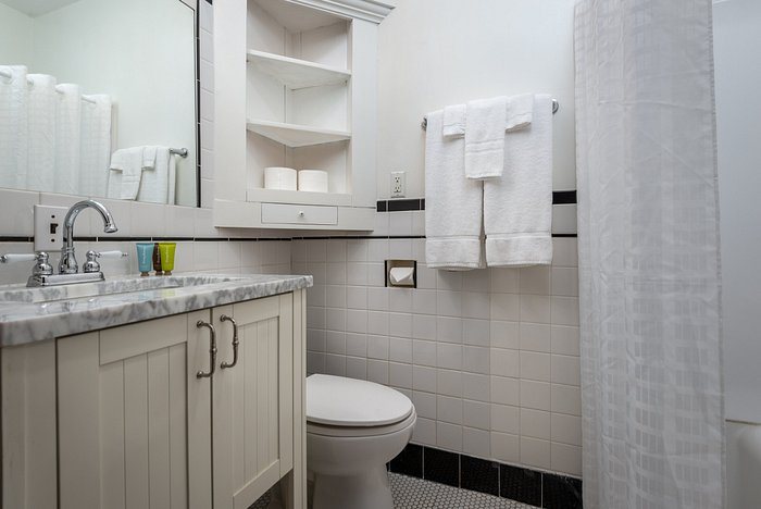 Historic Hotel Nichols — Bathroom