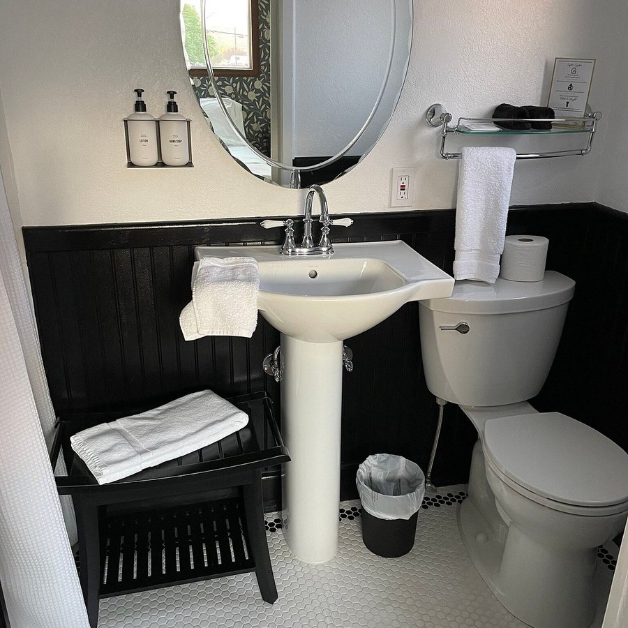 Historic Hotel Packwood — Bathroom