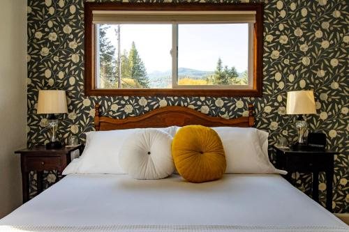 Historic Hotel Packwood — Guest room