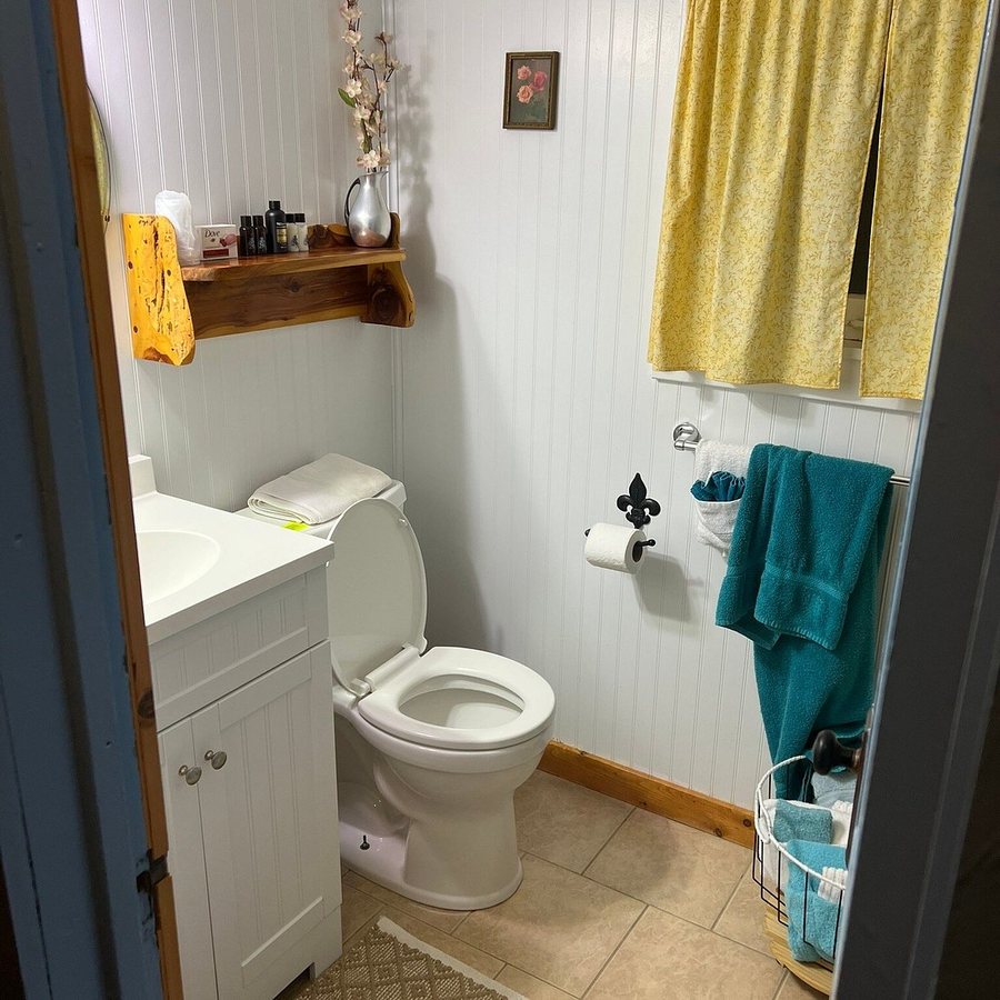 Historic Log Cabin Motel — Bathroom