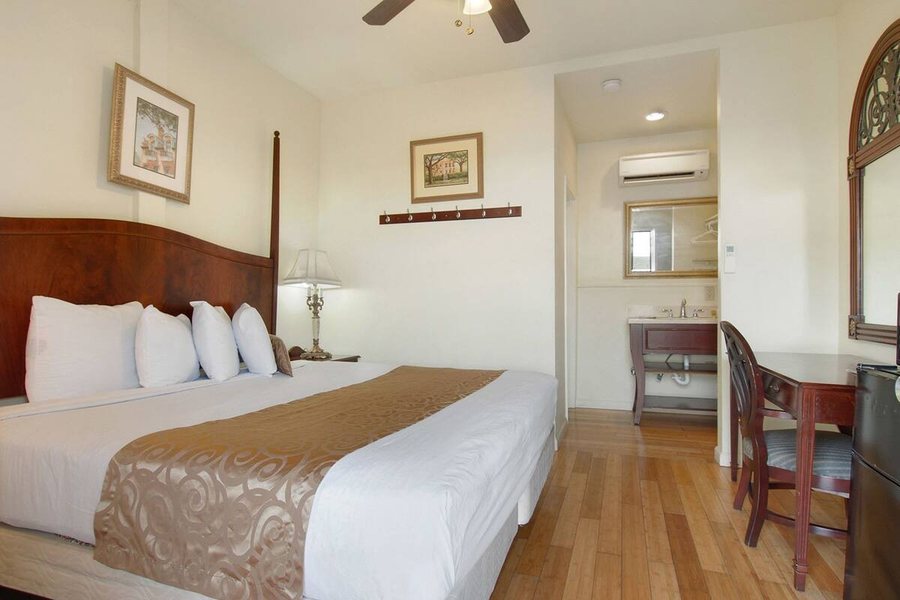 Historic Mardi Gras Inn — Guest room