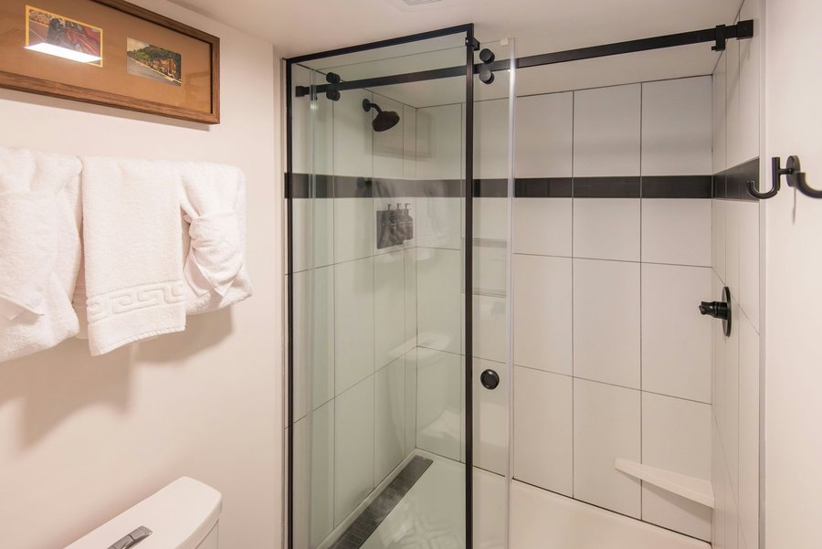 Historic Rocky Waters Inn — Bathroom
