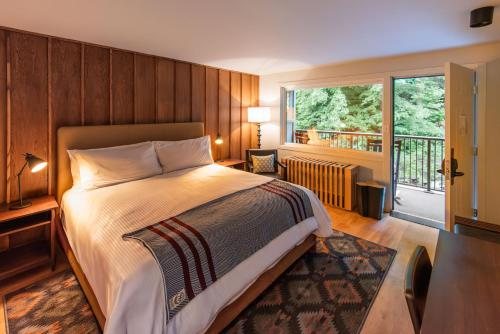 Historic Rocky Waters Inn — Guest room