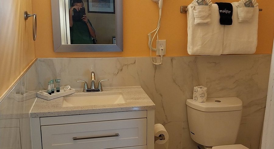 Historic Sevilla House — Bathroom