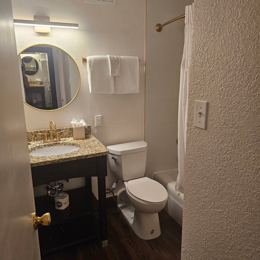Historic Whispering Woods Hotel Conference Center — Bathroom