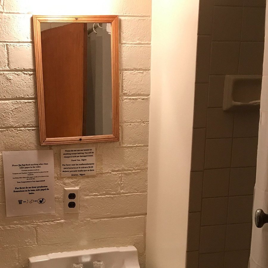 Hitchen Post Saloon Steakhouse Las Vegas Nevada — Bathroom
