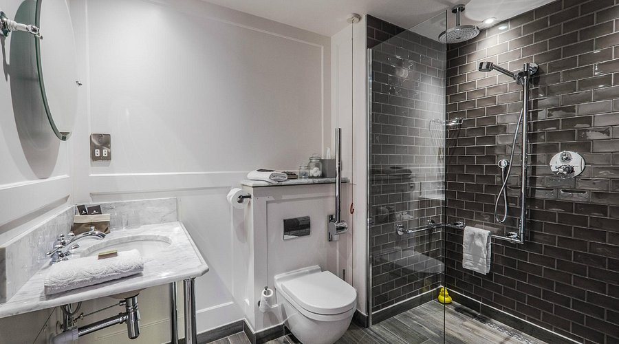 Hitching Horse Inn — Bathroom