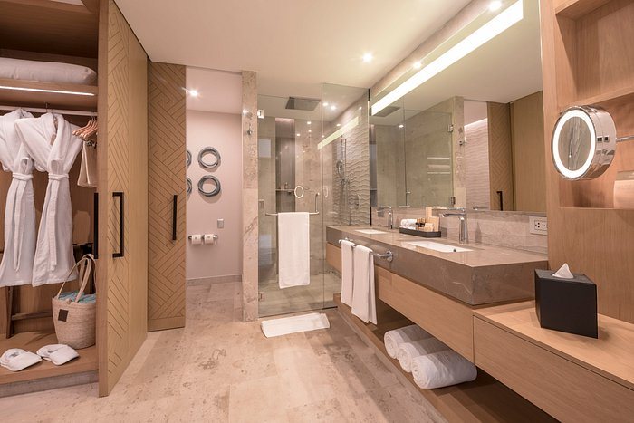 Hive Cancun — Bathroom
